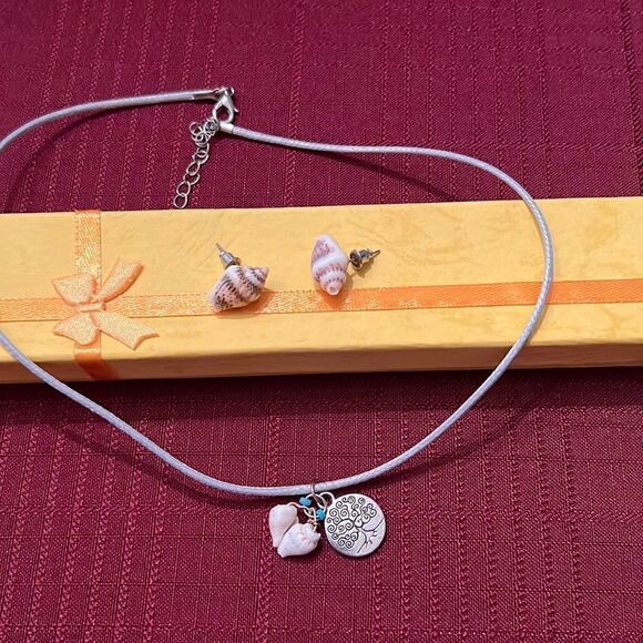 Adorable necklace & earrings set w/tree of life charm & shells EUC - Picture 2 of 11